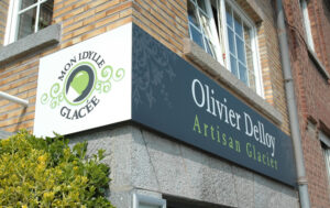 Une enseigne artisanale conçue pour Mon Idylle Glacée, mettant en avant son logo avec un visuel moderne et une intégration soignée sur la façade.