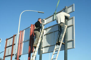 Panneaux publicitaires Briot S.A. installés sur la N4, une signalétique robuste et visible pour optimiser la communication de l’entreprise.