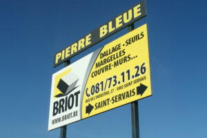 Panneaux publicitaires Briot S.A. installés sur la N4, une signalétique robuste et visible pour optimiser la communication de l’entreprise.