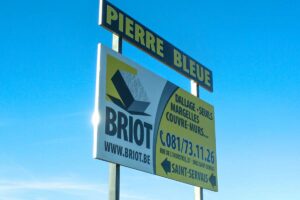 Panneaux publicitaires Briot S.A. installés sur la N4, une signalétique robuste et visible pour optimiser la communication de l’entreprise.