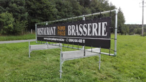 Structure publicitaire autoportante et lestée pour l’Auberge du Prévost : solution rapide, efficace et conforme aux contraintes d’un site protégé.