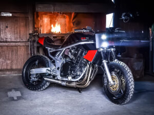 Découvrez la transformation de la Suzuki Bandit 1200 par D&D Motorcycle, sublimée par un lettrage sur mesure alliant style et originalité.
