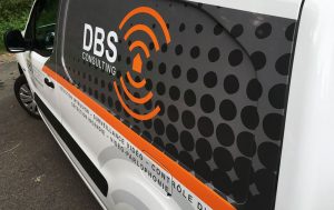 Lettrage de véhicule DBS Consulting, un marquage dynamique et structuré pour une communication mobile efficace et visible en toutes circonstances.
