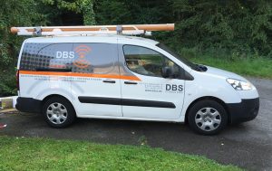 Un habillage sur mesure pour la flotte de DBS Consulting, réalisé avec expertise par Graphic Dimension pour une signalétique mobile impactante.
