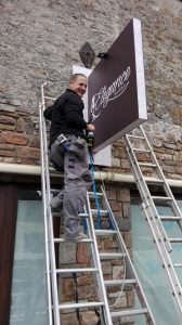 Une enseigne drapeau lumineuse réalisée pour Élégance Boutique, intégrant un design raffiné, un éclairage LED efficace et une finition matte.