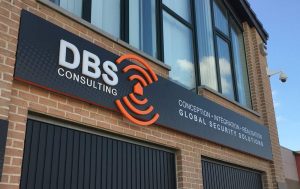 En quête d’une identité visuelle forte ? Découvrez l’enseigne DBS Consulting conçue par Graphic Dimension (Laurent Feuillen), alliant esthétisme et professionnalisme. 