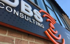 En quête d’une identité visuelle forte ? Découvrez l’enseigne DBS Consulting conçue par Graphic Dimension (Laurent Feuillen), alliant esthétisme et professionnalisme. 