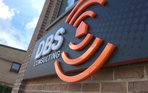 Laurent Feuillen (Graphic Dimension) repense l’enseigne DBS Consulting avec un lettrage 3D et un logo orange vif, pour sublimer la façade et attirer l’attention.