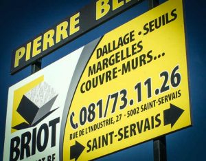 Des panneaux publicitaires en aluminium soudé et Dibond pour Briot S.A., garantissant une résistance aux vents et une lisibilité optimale.