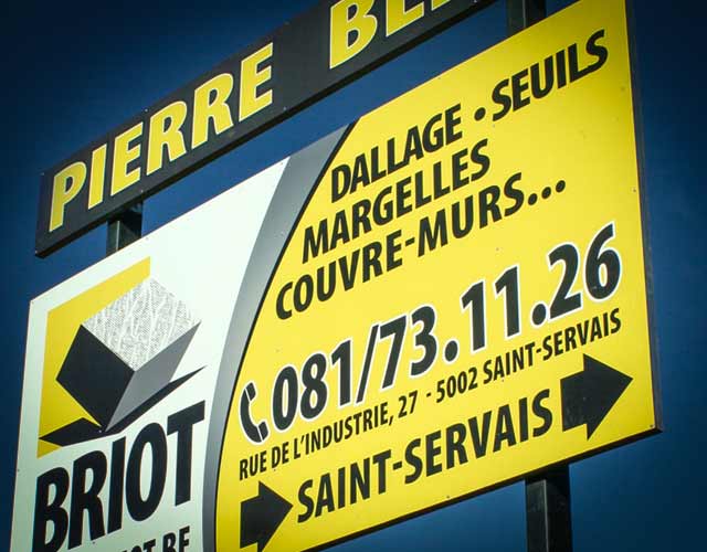 Des panneaux publicitaires en aluminium soudé et Dibond pour Briot S.A., garantissant une résistance aux vents et une lisibilité optimale.