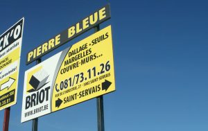 Des panneaux publicitaires en aluminium soudé et Dibond pour Briot S.A., garantissant une résistance aux vents et une lisibilité optimale.