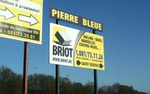 Panneaux publicitaires Briot S.A. installés sur la N4, une signalétique robuste et visible pour optimiser la communication de l’entreprise.