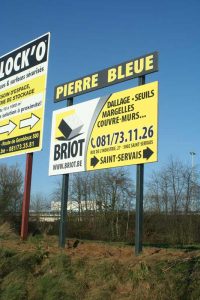 Une communication extérieure performante pour Briot S.A. avec des panneaux publicitaires conçus et installés par Graphic Dimension.