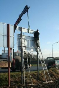 Panneaux publicitaires Briot S.A. installés sur la N4, une signalétique robuste et visible pour optimiser la communication de l’entreprise.