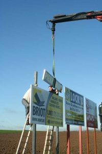 Panneaux publicitaires Briot S.A. installés sur la N4, une signalétique robuste et visible pour optimiser la communication de l’entreprise.