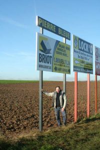 Une communication extérieure performante pour Briot S.A. avec des panneaux publicitaires conçus et installés par Graphic Dimension.