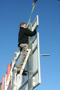 Panneaux publicitaires Briot S.A. installés sur la N4, une signalétique robuste et visible pour optimiser la communication de l’entreprise.