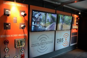 Aménagement du showroom DBS Consulting : un espace immersif et modulable avec panneaux thématiques et ambiance graphique sur mesure.