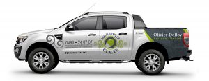 Un marquage publicitaire soigné pour Mon Idylle Glacée, transformant le Ford Ranger en support mobile élégant et impactant.