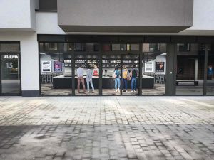 Lettrage en trompe l'oeil à Andenne dans la Promenade des Ours. Une conception originale et graphique réalisée par Laurent Feuillen de Graphic Dimension à Andenne