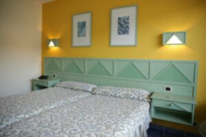 Rénovation de chambre d'Hotel avec COVERSTYL. Photo avant transformation