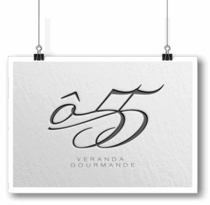 Design de logo restaurant stylisé pour Ô55 : calligraphie contemporaine et élégance graphique.