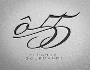 Ô55, un nouveau restaurant à Mirwart, bientôt ouvert, avec un logo élégant et sobre signé Graphic Dimension. Identité graphique raffinée pour l’ouverture prochaine du restaurant Ô55, conçu par Graphic Dimension. Un logo monochrome, épuré et intemporel pour Ô55, la future véranda gourmande à Mirwart. Graphic Dimension signe le design visuel du restaurant Ô55, en ouverture prochaine à Mirwart. Logo Ô55 : une composition élégante pour un lieu d’exception, bientôt ouvert au public.