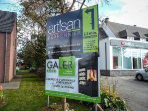 Conception et impression UV de panneaux publicitaires extérieurs en dibond à Ohey, province de Namur. Signalétique résistante et durable.