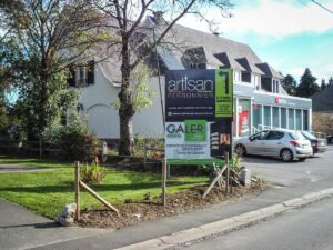 Conception et impression UV de panneaux publicitaires extérieurs en dibond à Ohey, province de Namur. Signalétique résistante et durable.