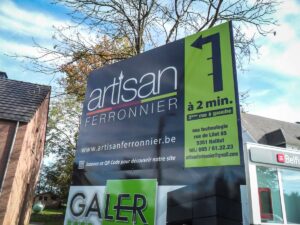 Conception et impression UV de panneaux publicitaires extérieurs en dibond à Ohey, province de Namur. Signalétique résistante et durable.