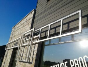 structure technique enseigne murale conçue pour façade en pierre