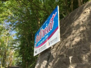 panneau signalétique internat pour jeunes filles haute anhaive jambes