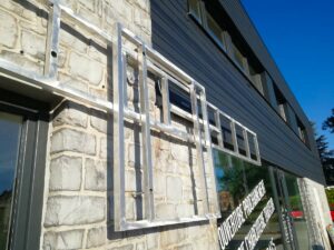 structure aluminium enseigne fixée dans joints de maçonnerie sans percer pierre