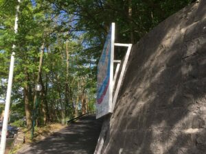 structure métallique sur mesure pour panneau publicitaire mur arrondi