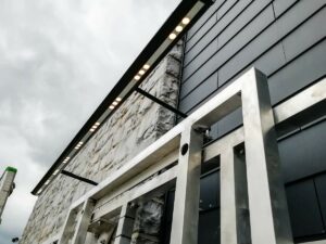structure technique enseigne murale conçue pour façade en pierre