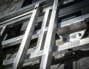 structure enseigne aluminium sur mesure fixation façade pierre ohey