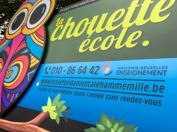Panneau publicitaire pour La Chouette École à Hamme-Mille