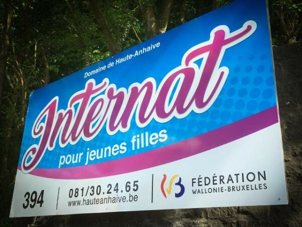 Création et installation d’un panneau publicitaire pour l’Internat de Haute-Anhaive à Jambes