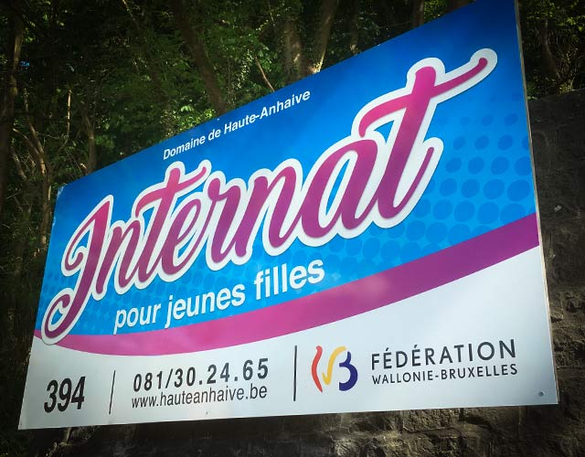 Création et installation d’un panneau publicitaire pour l’Internat de Haute-Anhaive à Jambes